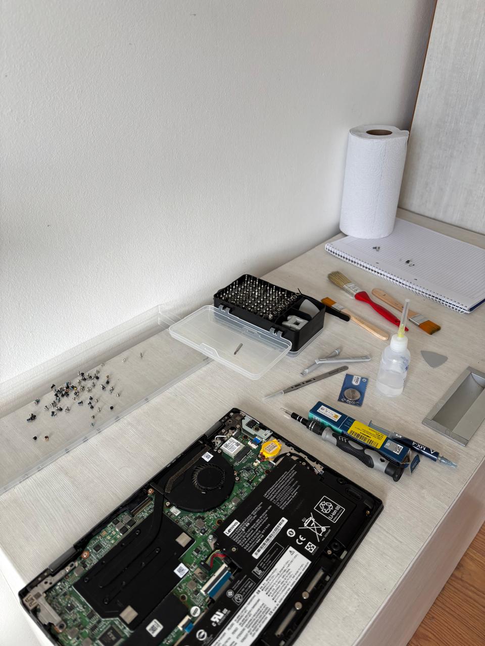 Notebook abierta junto a herramientas de servicio técnico