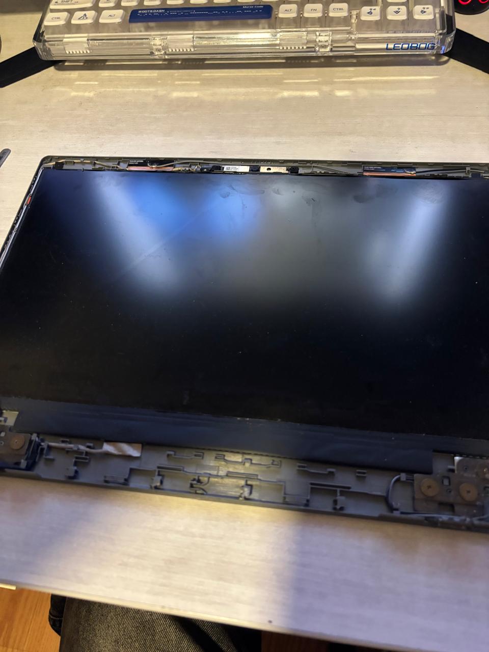 Pantalla de notebook desmontada para reparación