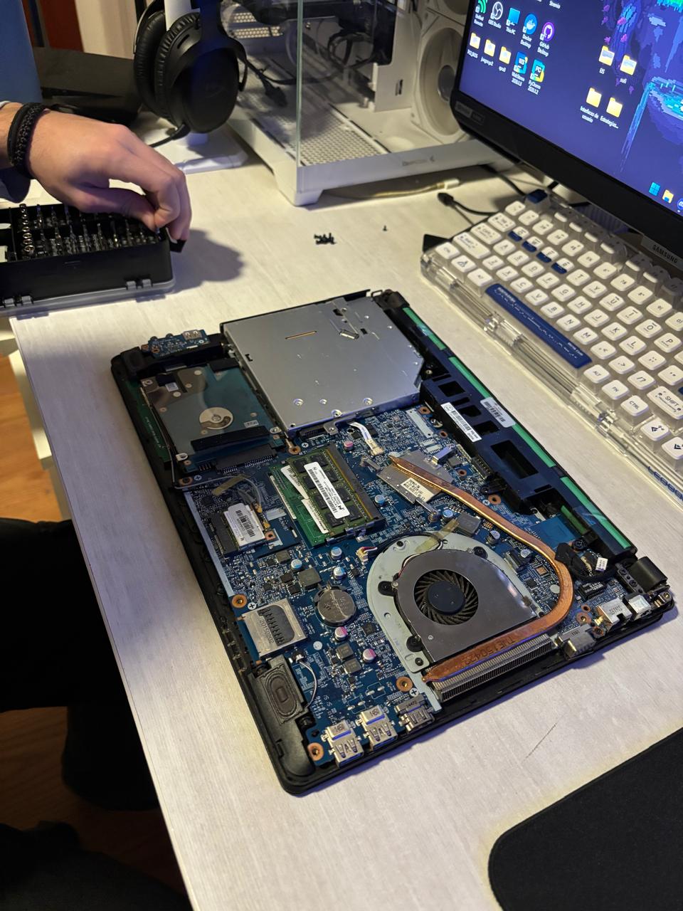 Notebook abierta sobre una mesa de trabajo