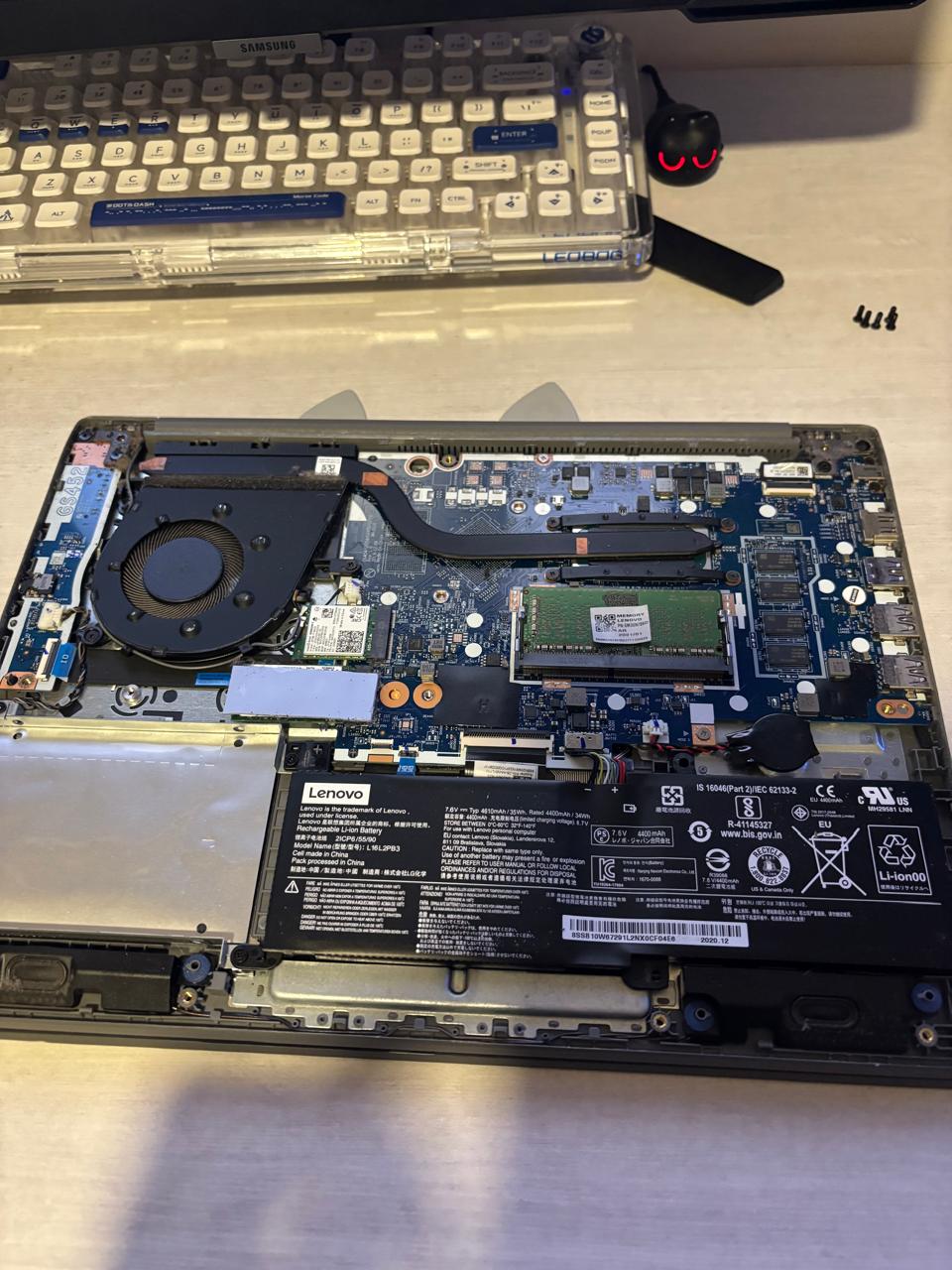 Notebook Lenovo abierta durante una revisión interna