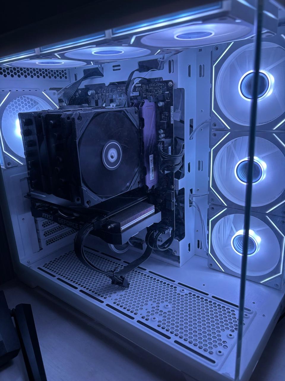 Interior de PC con refrigeración y ventiladores RGB