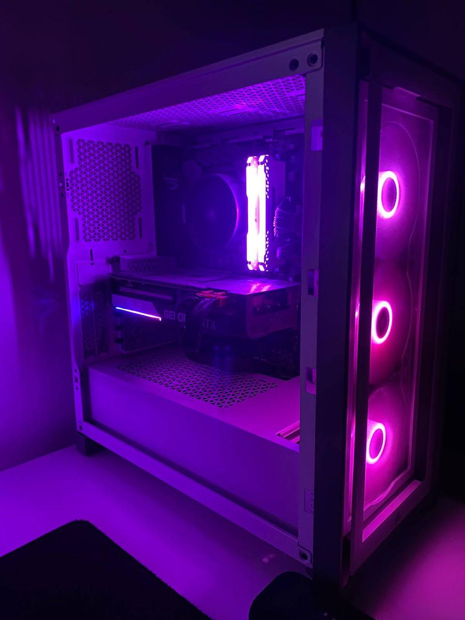 PC gamer blanca con iluminación RGB violeta
